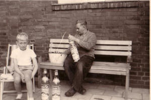 Vater macht Schnaps.